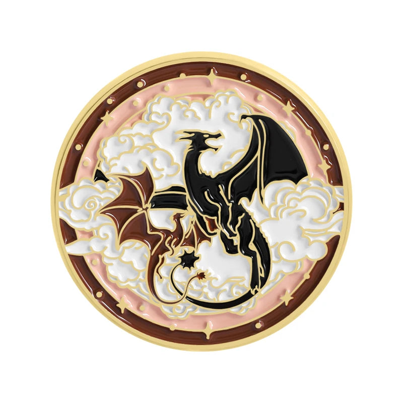 Un pin de esmalte redondo con la silueta de un dragón negro contra nubes blancas, enmarcado en un diseño circular dorado.