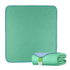 Un sous-mat lavable et réutilisable bleu sarcelle et une serviette verte roulée.