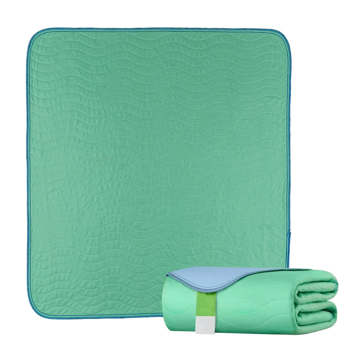 Un sous-mat lavable et réutilisable bleu sarcelle et une serviette verte roulée.