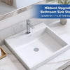 Weiße Badewanne mit modernem Wasserhahn und Hibbent-Stopfen auf Marmor-Arbeitsplatte.