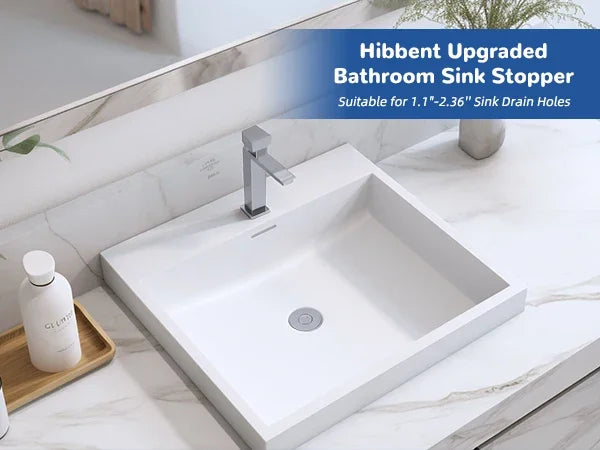 Weiße Badewanne mit modernem Wasserhahn und Hibbent-Stopfen auf Marmor-Arbeitsplatte.