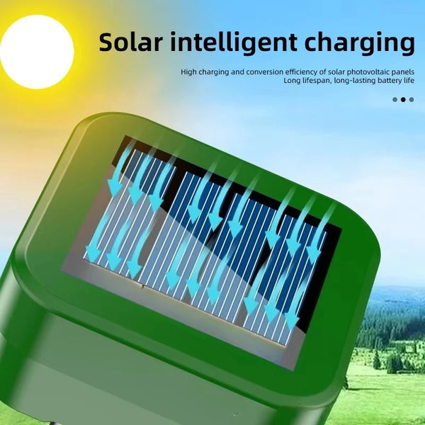 Grüner Solarmodul zeigt blaue elektrische Ströme auf seiner Oberfläche im Sonnenlicht.