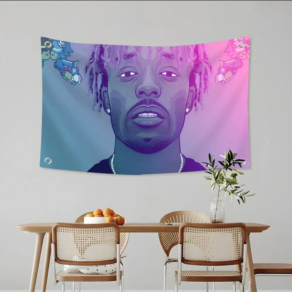 Eine leuchtend pinke Flagge mit einem Porträt einer Person mit lila Dreadlocks und blauen Akzenten.