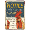 Vintage-Metall-Dose-Schild mit Huhn-Illustration und Text: NOTICE KEEP GATE CLOSED