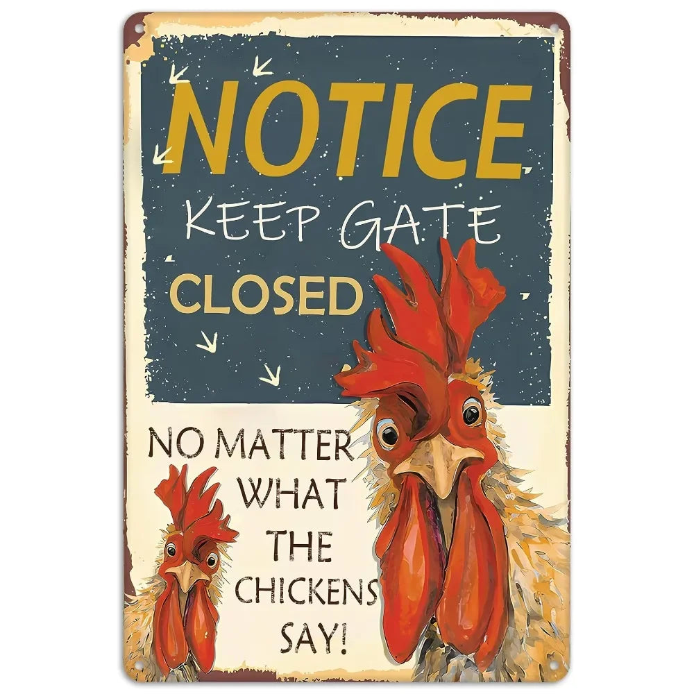 Vintage-Metall-Dose-Schild mit Huhn-Illustration und Text: NOTICE KEEP GATE CLOSED