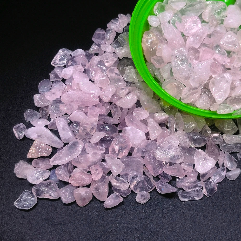 Una pila de cristales de cuarzo claros y rosados en un tazón verde.