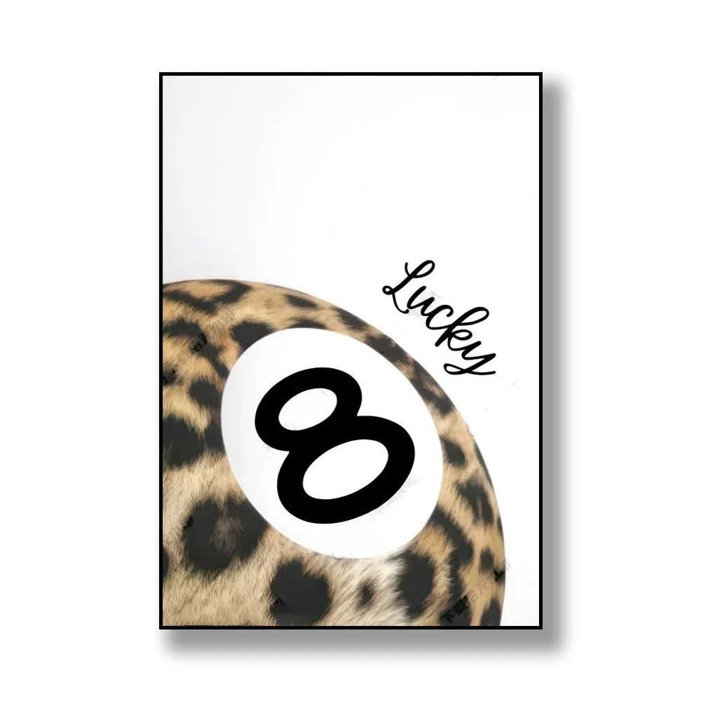 Canvas-Wandkunst mit Leopard-Cheetah-Print und der Zahl 8.
