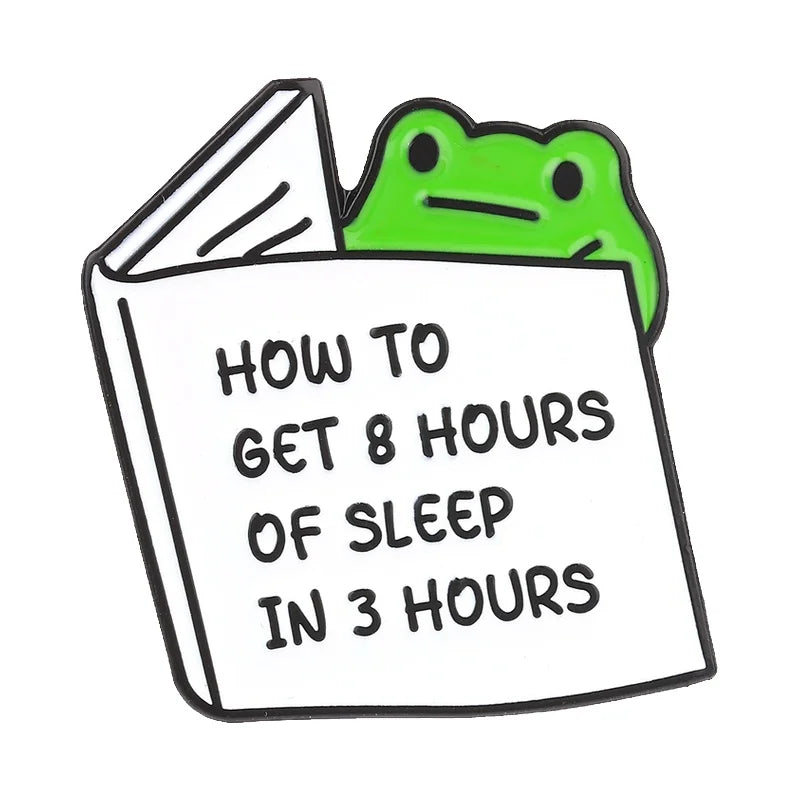 Insignia de esmalte con una rana verde en la portada de un libro titulado Cómo conseguir 8 horas de sueño en 3 horas