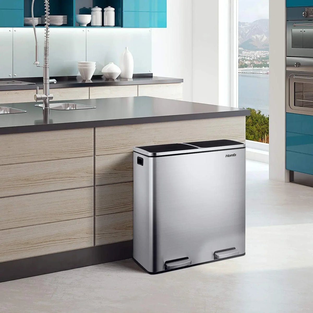 Edelstahl-Recyclingmülleimer mit zwei Fächern auf der Küchenzeile.