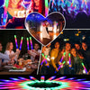 Collage von Menschen, die mit LED-Glow-Sticks und einer farbenfrohen Lichtshow feiern.