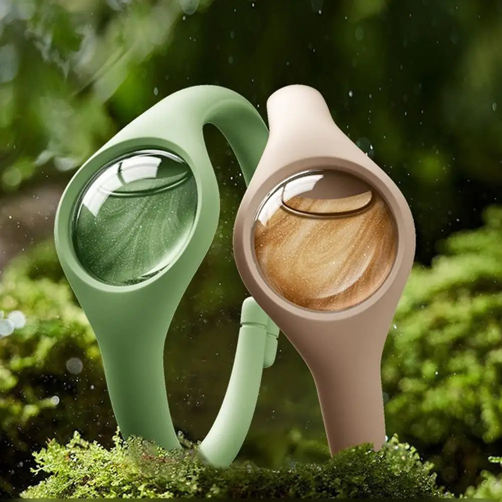 Pulsera repelente de mosquitos natural en verde claro y beige sobre vegetación musgosa.