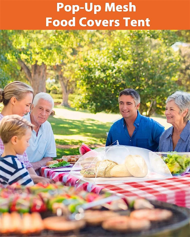 Eine Familie bereitet Essen draußen mit einem Pop-up-Netz-Zelt auf einem Picknicktisch vor.