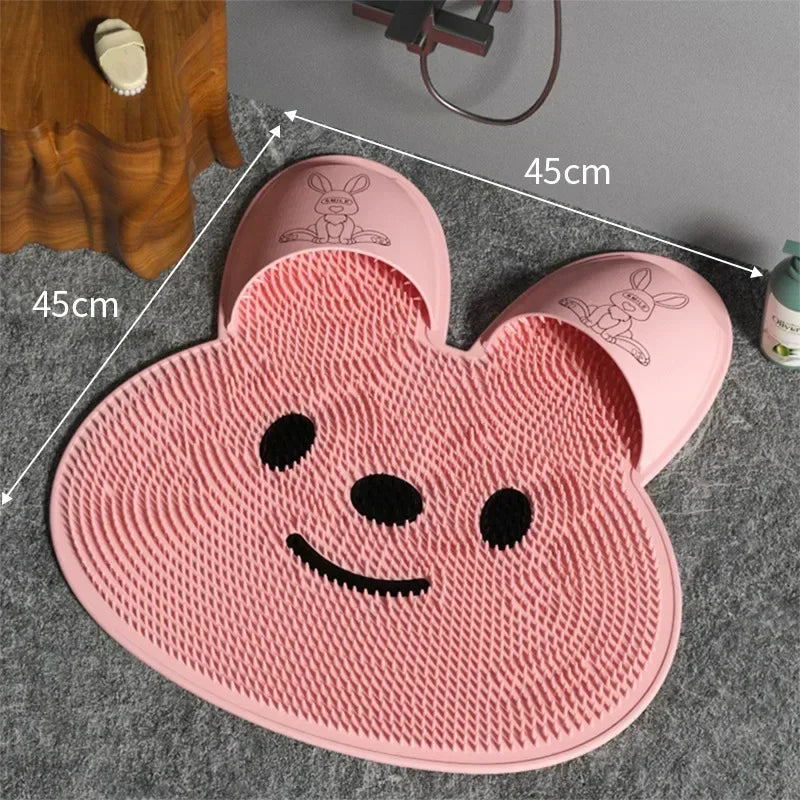 حصيرة سيليكون وردية على شكل وجه دب على سطح رمادي، مع تحديد الأبعاد.