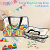 Un grand sac de rangement transparent rempli de jouets colorés et de sacs étiquetés, ainsi que des jouets en plastique détach
