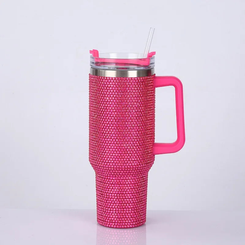 Termo aislado rosa brillante cubierto de pequeños cristales transparentes con tapa plateada y sorbete.