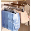 Eine Anordnung blauer und beiger Kleiderhaken mit mehreren Clips an einem Holzgestell.