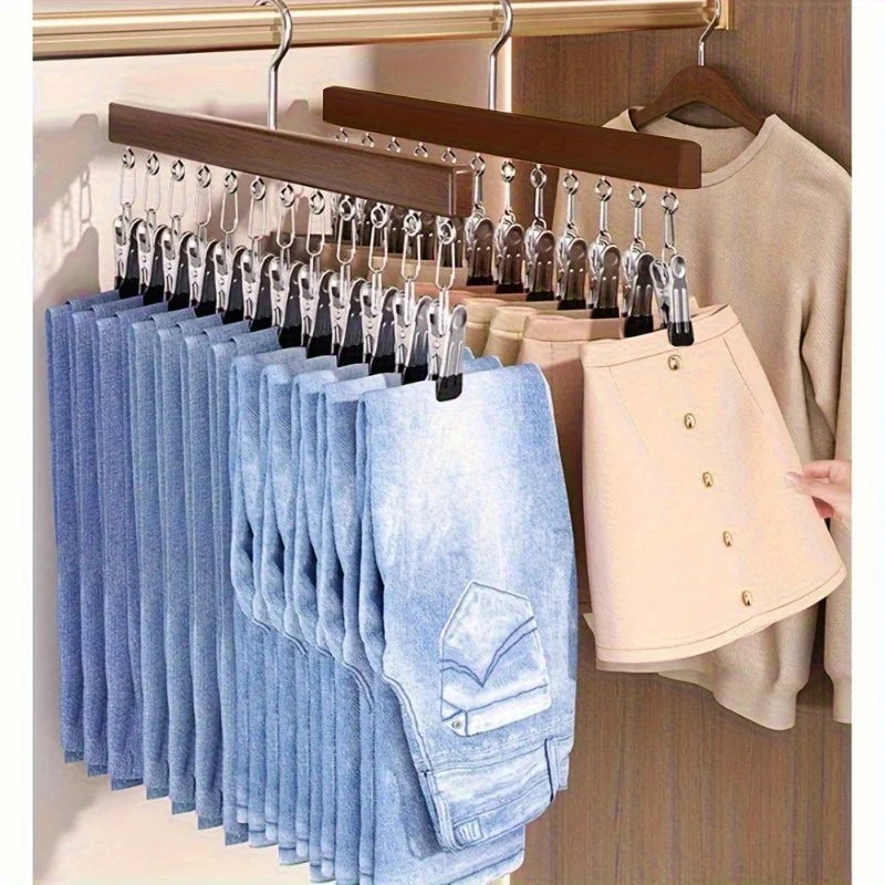 Eine Anordnung blauer und beiger Kleiderhaken mit mehreren Clips an einem Holzgestell.