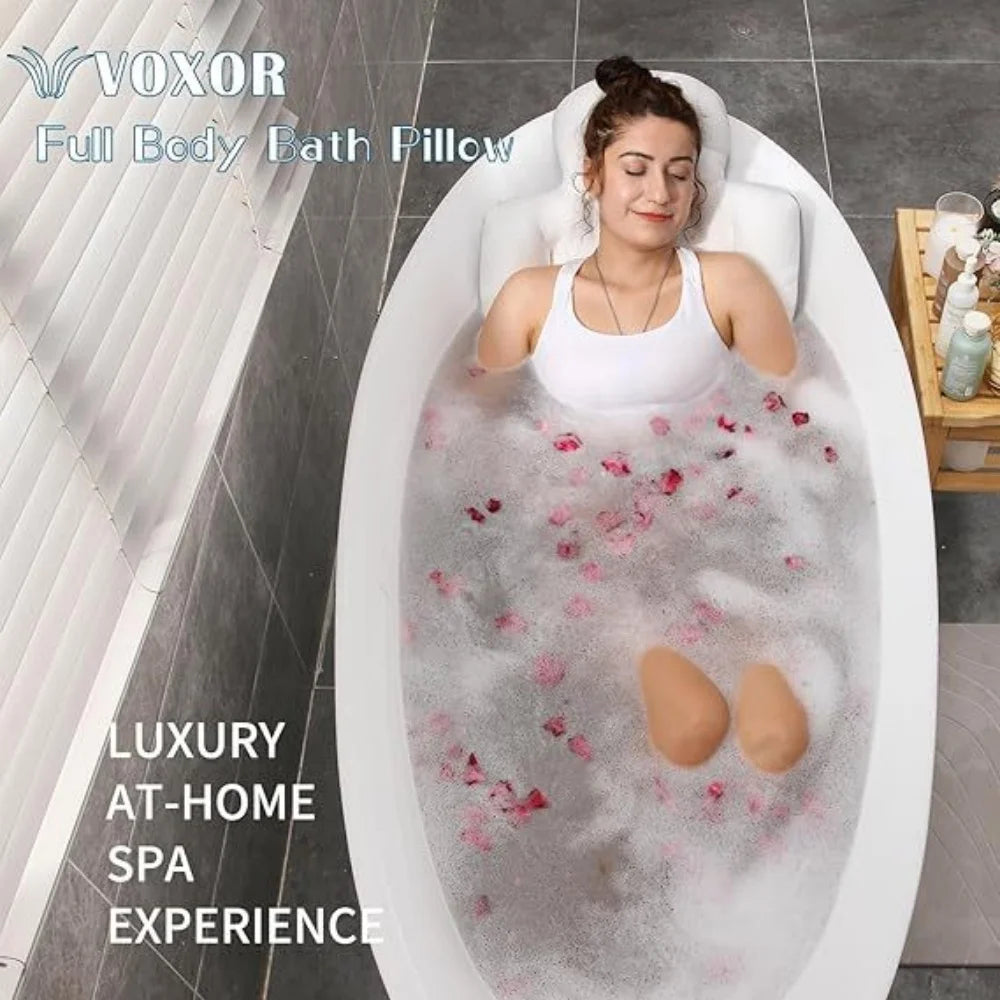 Eine Frau entspannt sich in einem weißen Badkissen mit rosa Badezusätzen und Bläschen für ein luxuriöses Spa-Erlebnis zu Haus