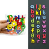 Eine Hand hält einen klaren Plastikbeutel mit farbenfrohen magnetischen Buchstaben.