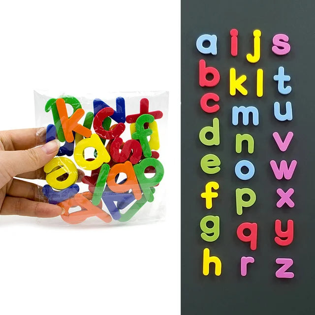 Eine Hand hält einen klaren Plastikbeutel mit farbenfrohen magnetischen Buchstaben.