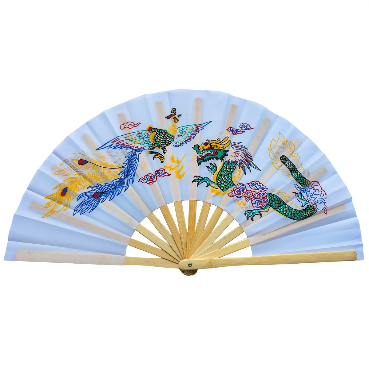 Un éventail de martial arts en bambou traditionnel avec des dragons et des oiseaux peints sur fond blanc.