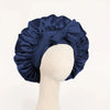 Marineblaues Satin-Seiden-Haube, gebunden in einer Schleife, auf einem Mannequin-Kopf