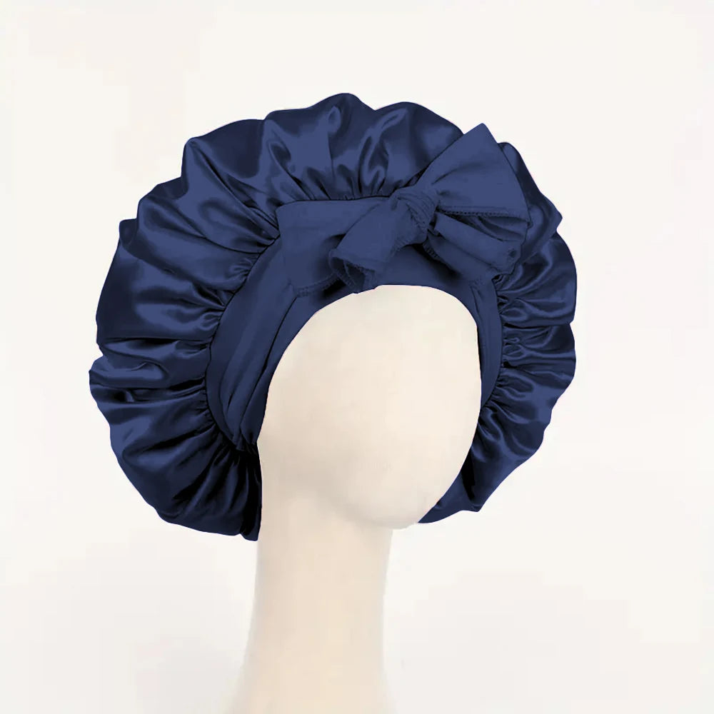 Marineblaues Satin-Seiden-Haube, gebunden in einer Schleife, auf einem Mannequin-Kopf