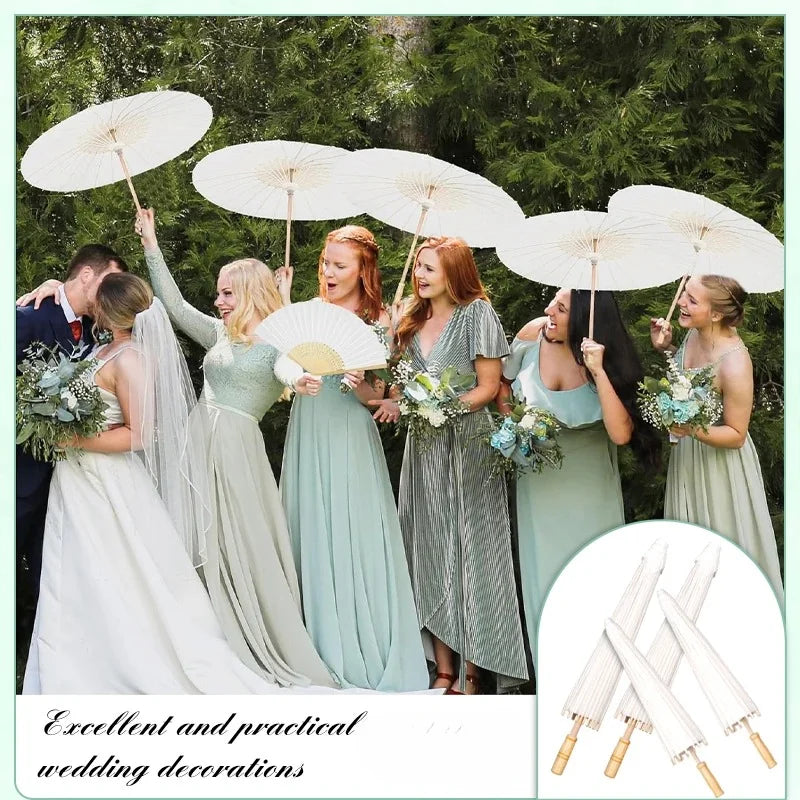 Un grupo de mujeres sosteniendo paraguas de papel blanco en un entorno natural para decoración de bodas.