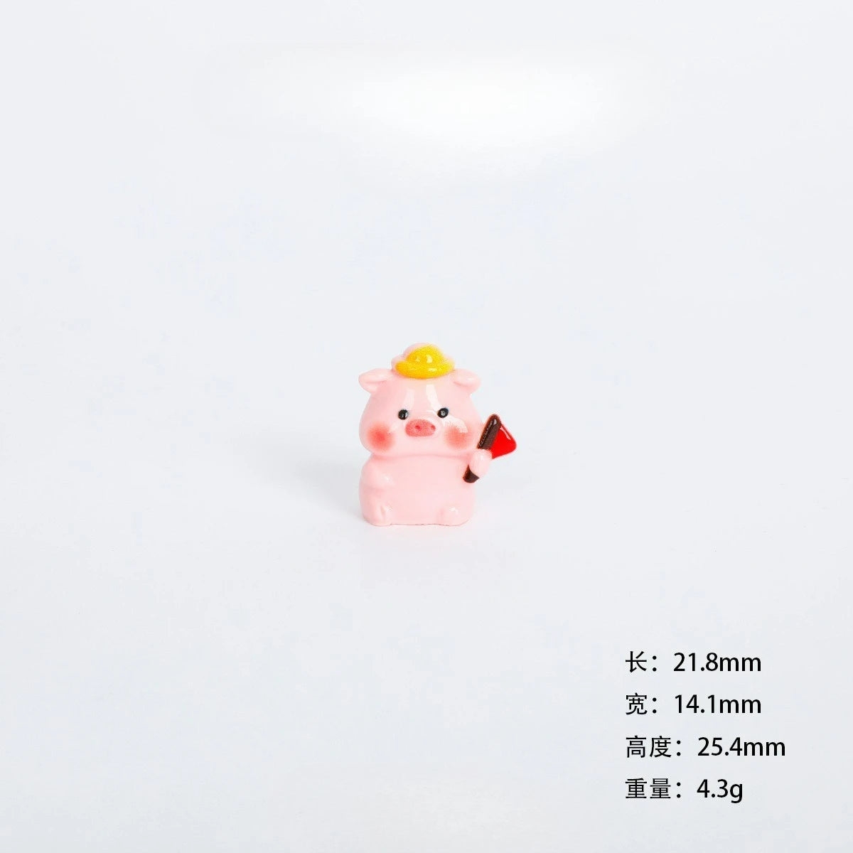 Miniatura de cerdo de resina rosa con corona amarilla.