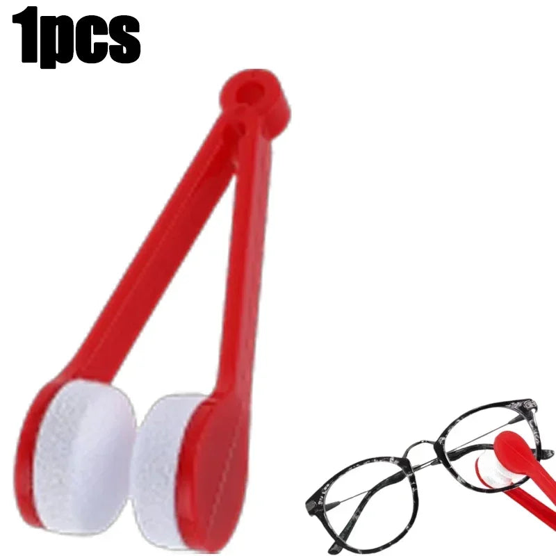 Ein Paar rot-weißer multifunktionaler Reinigungstücher für Brillen neben einer Brille.