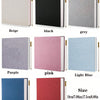 Eine Sammlung von Foto-Scrapbook-Alben in verschiedenen Farben darunter Beige, Schwarz, Grau, Lila, Pink, Hellblau, Dunkelbla