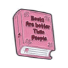 Pin de esmalte rosa con el texto 'Los libros son mejores que las personas' en un diseño de libro
