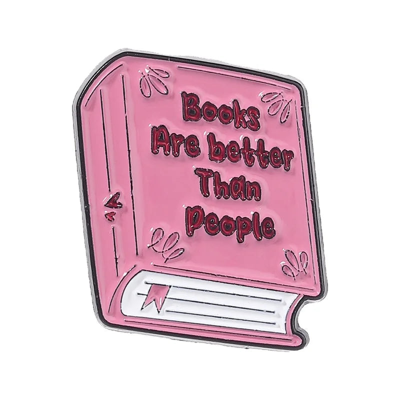 Pin de esmalte rosa con el texto 'Los libros son mejores que las personas' en un diseño de libro