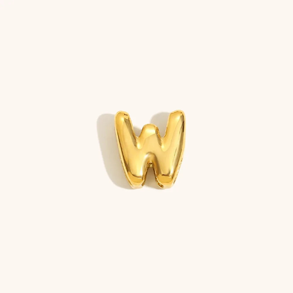 Nahaufnahme einer goldvergoldeten 3D-Blasenbuchstaben-W-Halskette.
