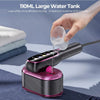 Une main utilise un fer à vapeur portatif pour vaporiser du tissu, montrant son réservoir d'eau de 110 ml.