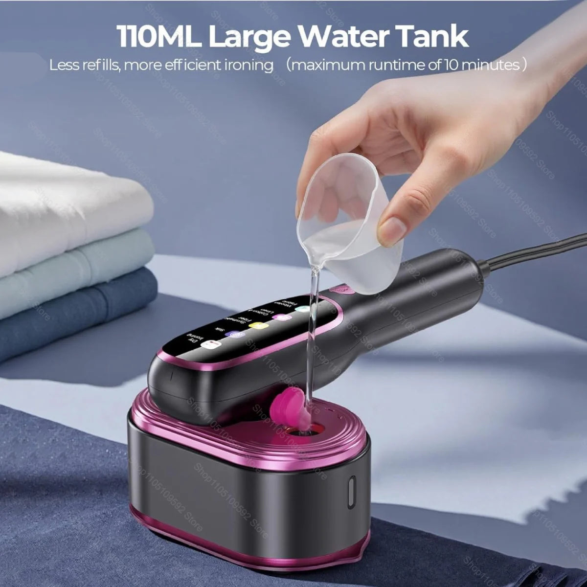 Une main utilise un fer à vapeur portatif pour vaporiser du tissu, montrant son réservoir d'eau de 110 ml.