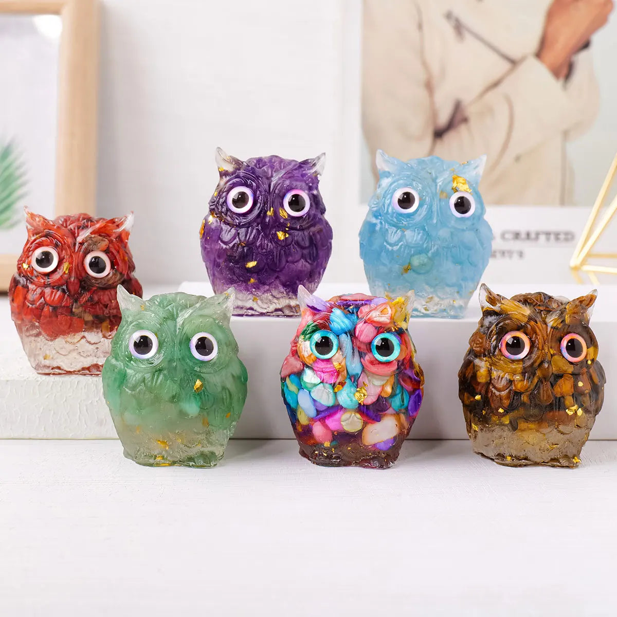 Colección de siete adornos de búhos hechos a mano con piedra cristalizada natural en varios colores y texturas.