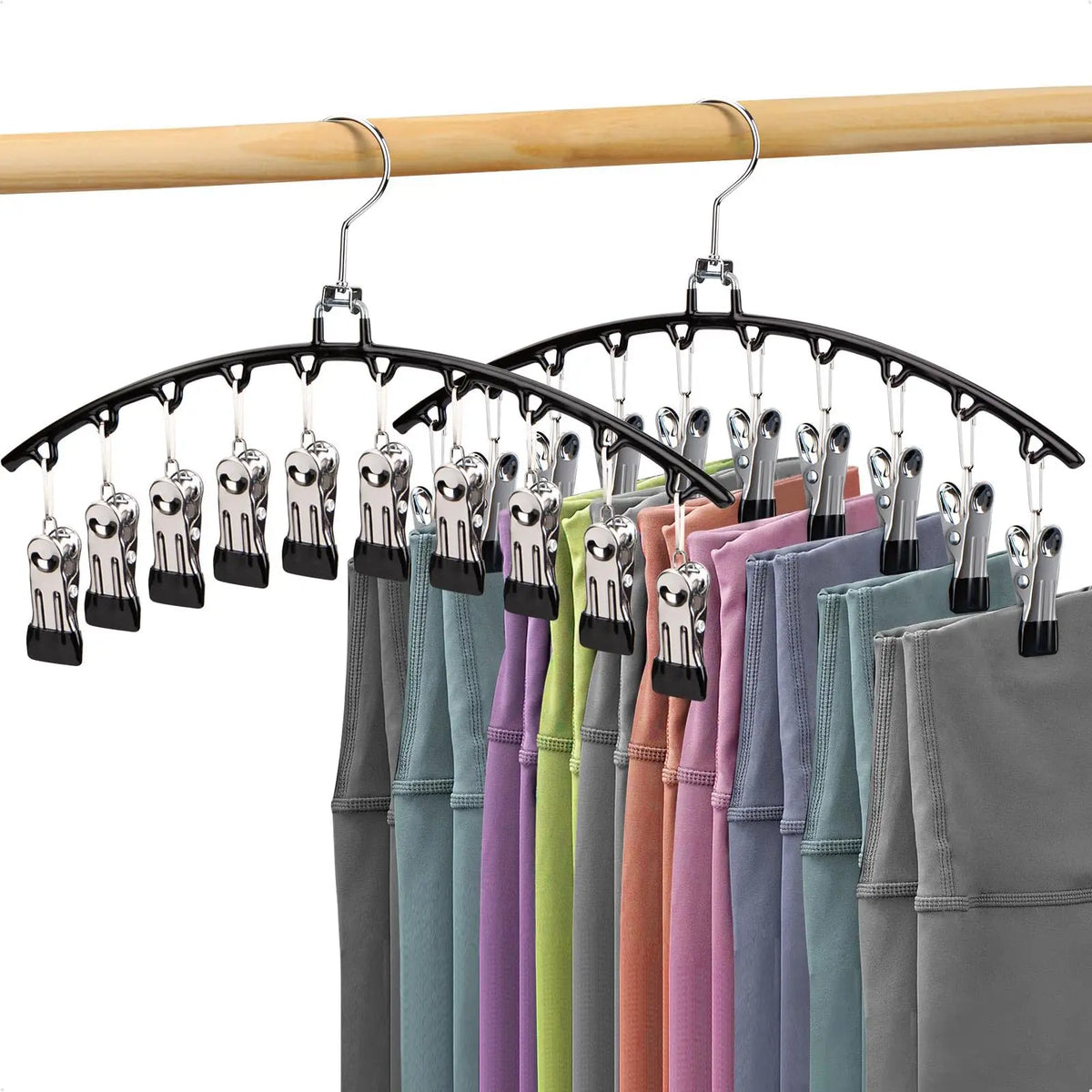 Estante secador de perchas de acero inoxidable con organizador de múltiples clips sosteniendo varias camisas de colores en un
