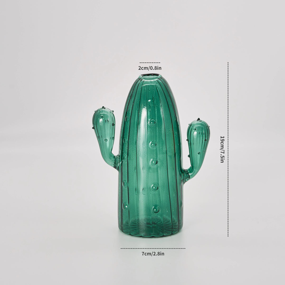 Un vase en verre vert translucide, haut, cactus avec surface texturée et petites protubérances.