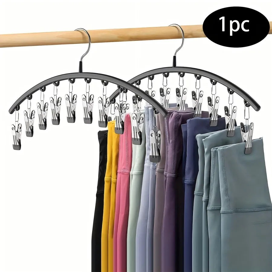 Edelstahl-Kleiderständer mit mehreren Clips, die verschiedene bunte Kleidung zeigen.
