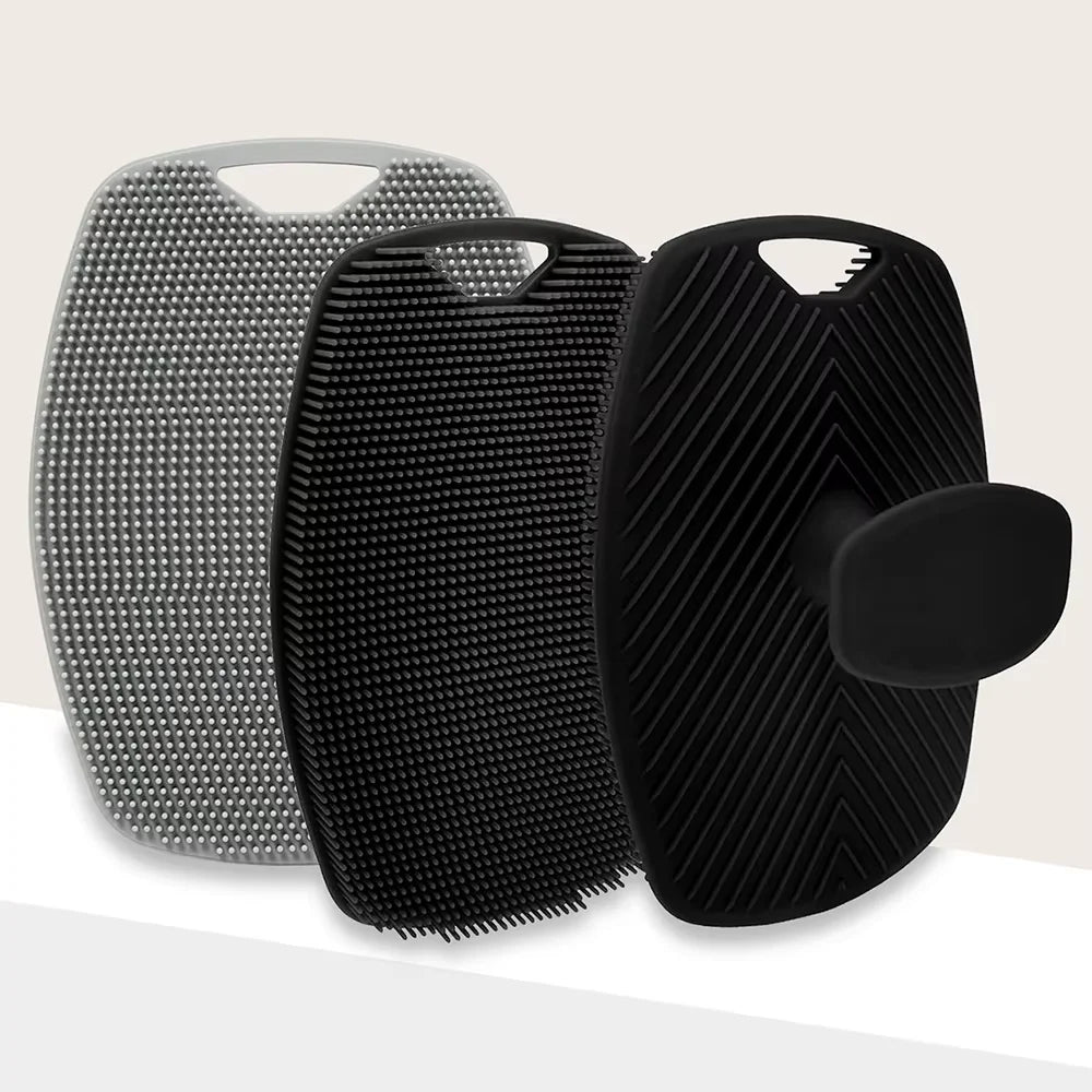 Tres cepillos exfoliantes de silicona en plata y negro