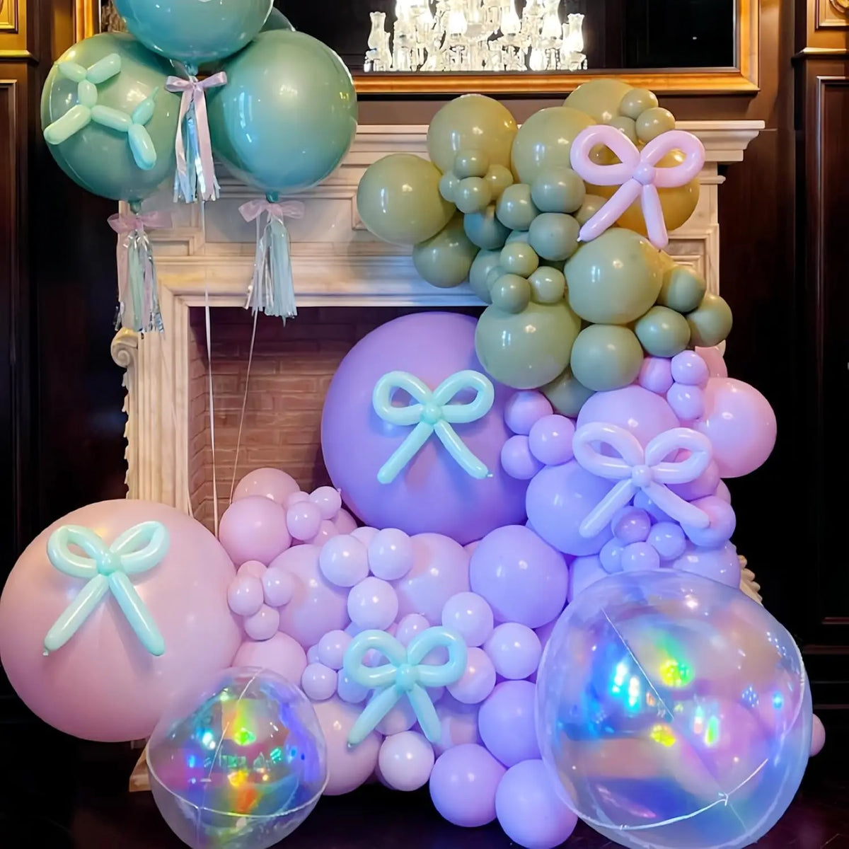 Eine große Anordnung irisierender holografischer Partyballons in Lila-, Pink- und Mintgrüntönen.