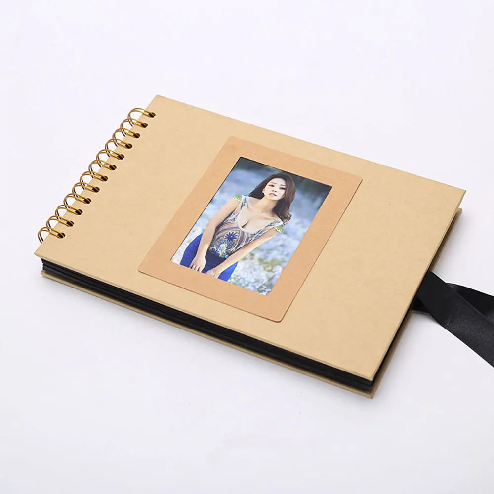 Tan kraftes Fotoalbum mit goldener Spiralbindung und einem Foto einer Frau.