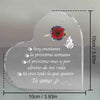 Placa de acrílico transparente en forma de corazón grabada con una rosa roja y texto en español que expresa amor