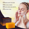 Une femme applique un savon facial jaune pour améliorer la texture de sa peau et unifier son teint.
