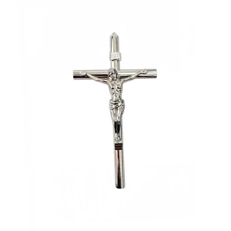 Pluma cruz de metal elegante para decoración religiosa.