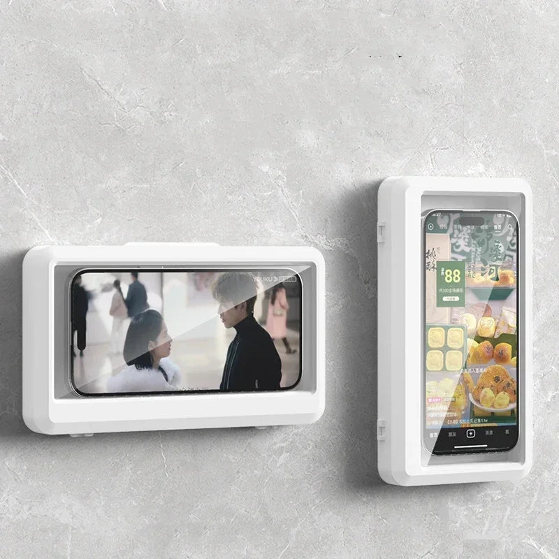 Una funda móvil universal impermeable blanca junto a un smartphone mostrando una interfaz de compra en línea.