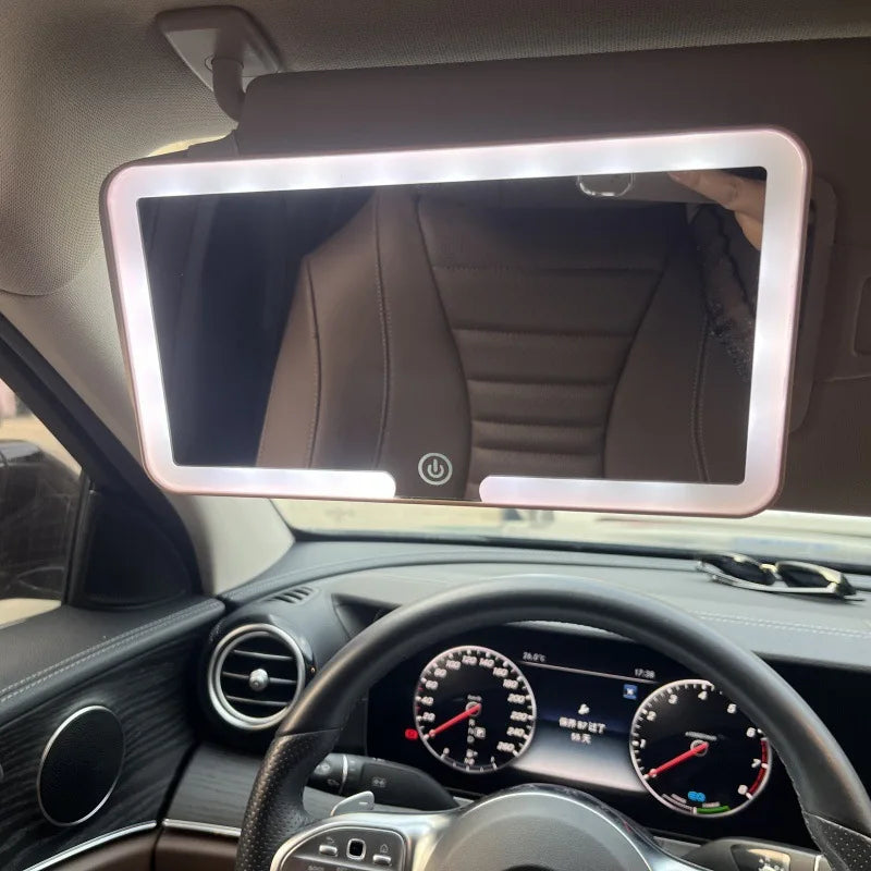 Vista interior de un coche mostrando un espejo de maquillaje con luz LED montado en el parabrisas.