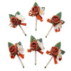 Boutonnière vintage en soie orange avec une rose et une fleur blanche, un ruban orange et une tige rayée.