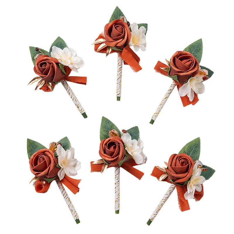 Boutonnière vintage en soie orange avec une rose et une fleur blanche, un ruban orange et une tige rayée.